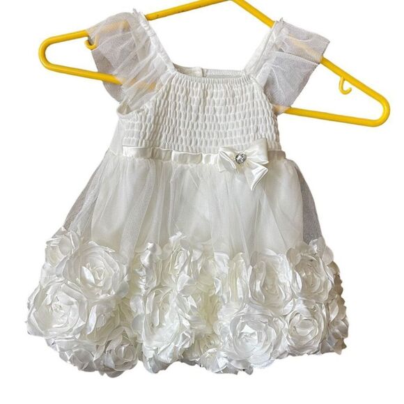 Two 18M dresses by OshKosh and Nannette baby. - Picture 2 of 12